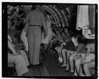 Kinder in einer DC 3 zur Verschickung